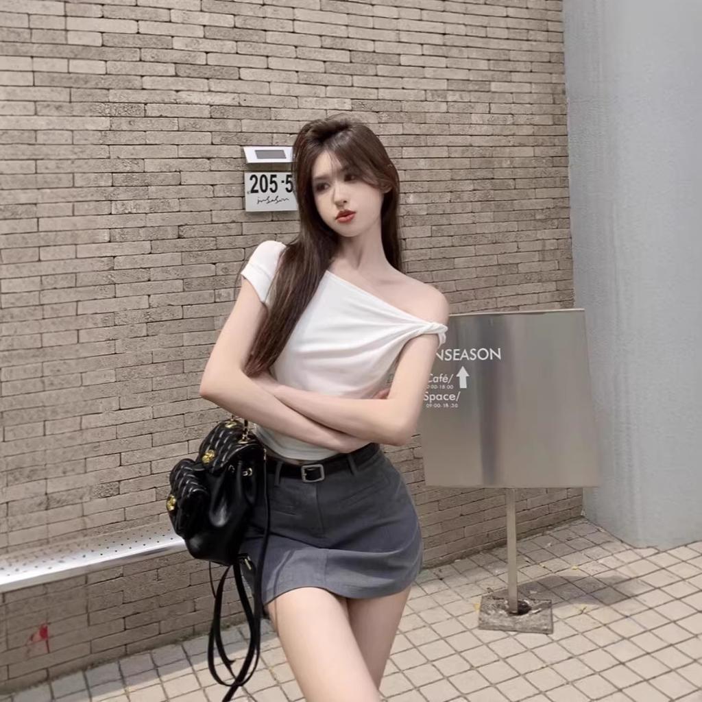 Design Sense White Kink Slanted Shoulder Short-sleeved T-shirt Women's Summer New Korean Style Wear Small Top