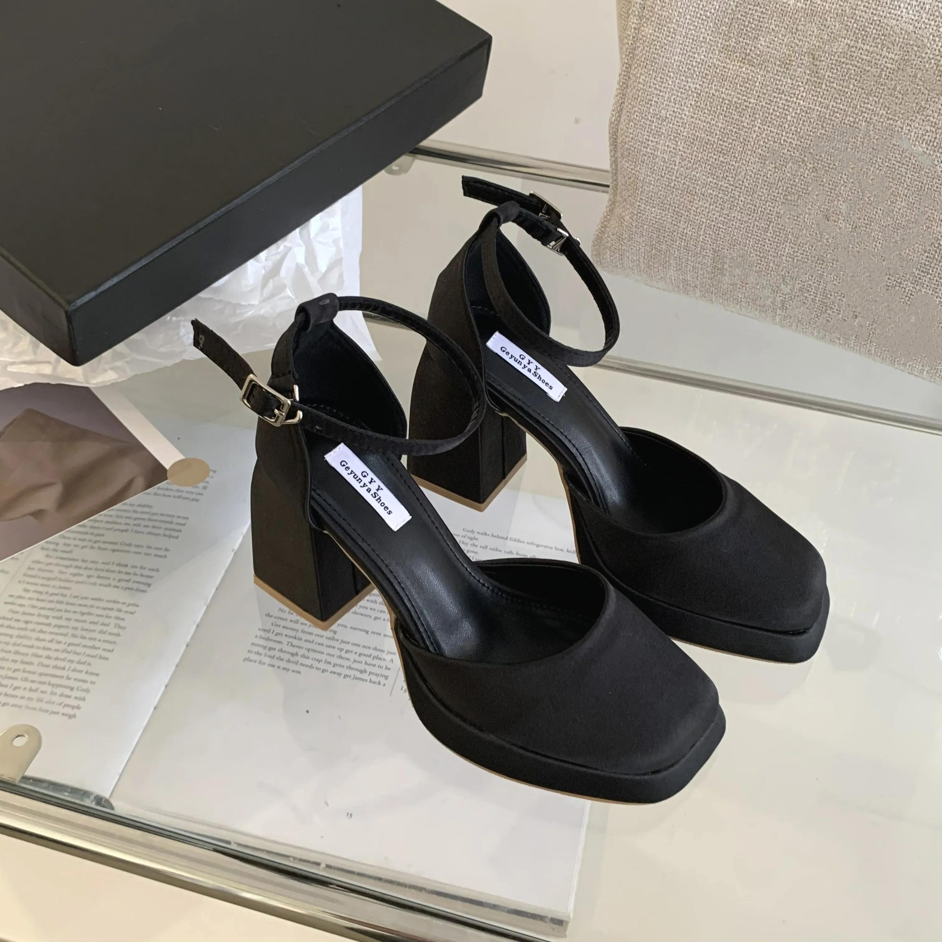 

Xibeilove Новые шелковые женские туфли-лодочки для свадебной вечеринки, босоножки в стиле панк на платформе с пряжкой на ремешке, толстые квадратные туфли на высоком каблуке 35