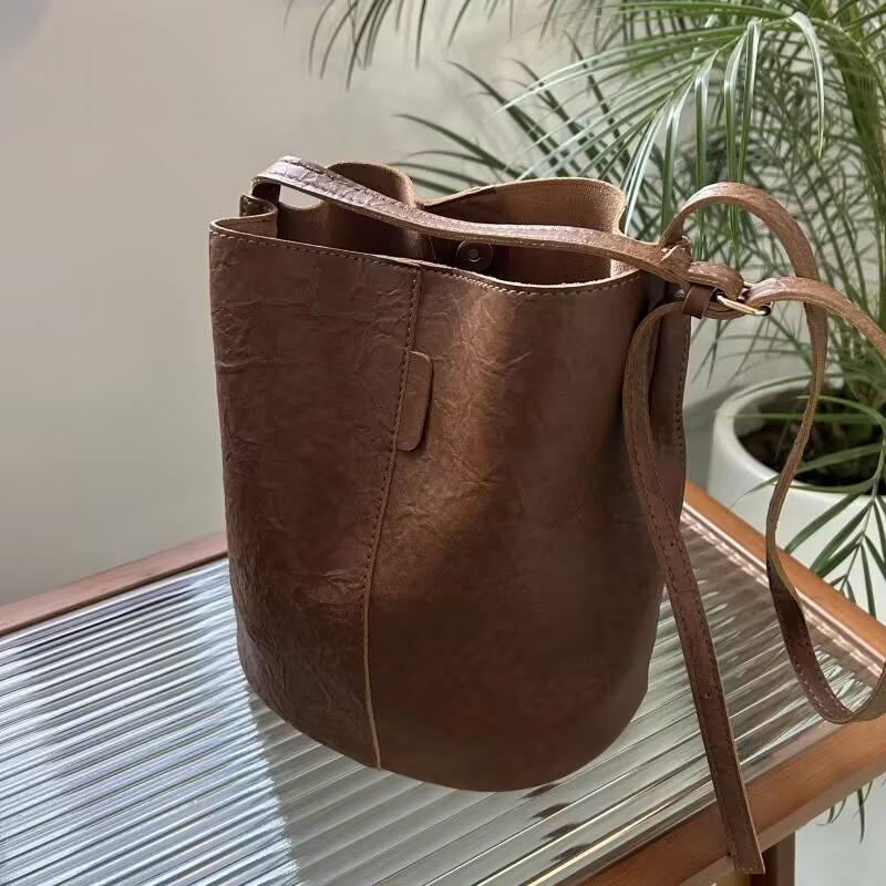 Old large-capacity retro bucket bag female student 2025 new Korean version of fashion trend versatile shoulder messenger bag