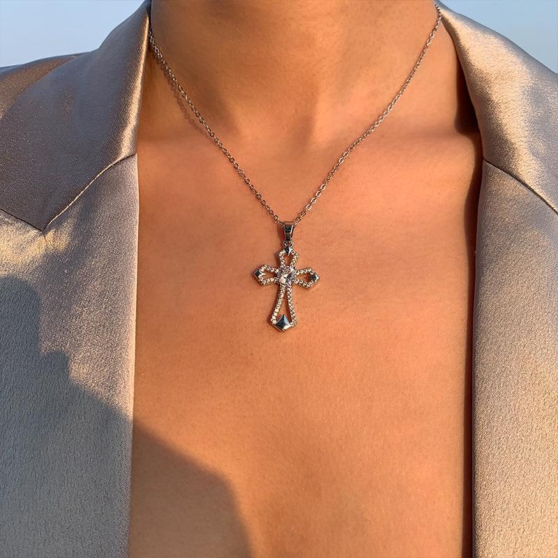 Elegant Metal Heart Clavicle Necklace for Women - Light Luxury Design