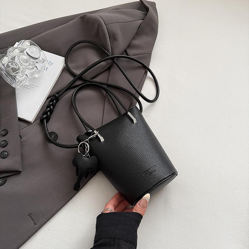 

2025 summer new bag fashionable and simple foreign style handbag shoulder bucket bag Korean version oblique span bag women s bag чёрный