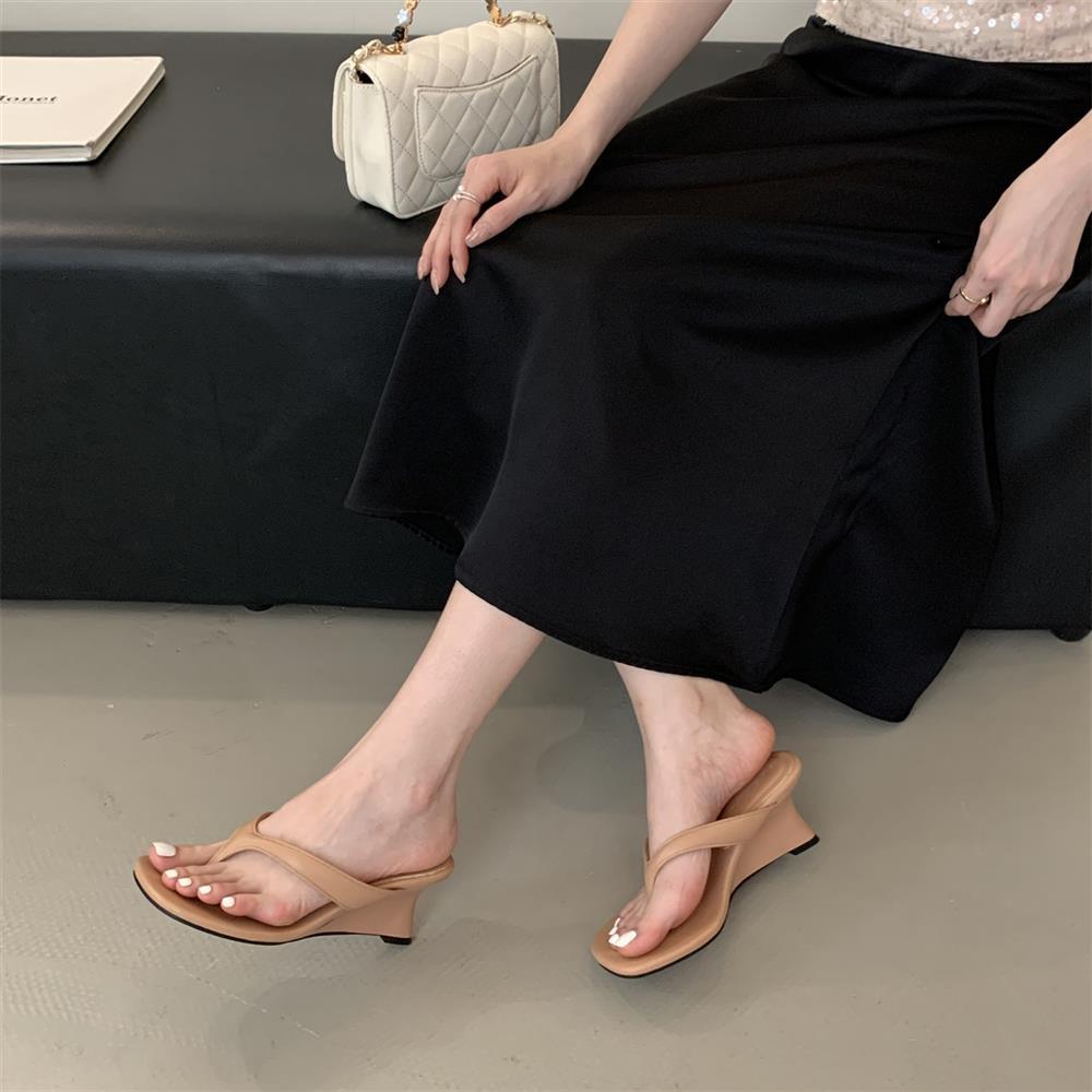 2025 Spring/Summer New Fashionable and Versatile Square Head Slope Heel Flip Flops Sandals Half Dragged Women