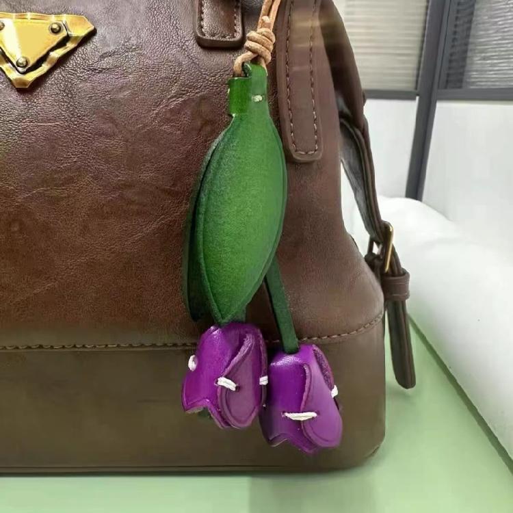 Sophisticated Leather Flower Keychain Sturdy Leather Floral Keyring Pendant Accessory For Unique Style Enthusiasts