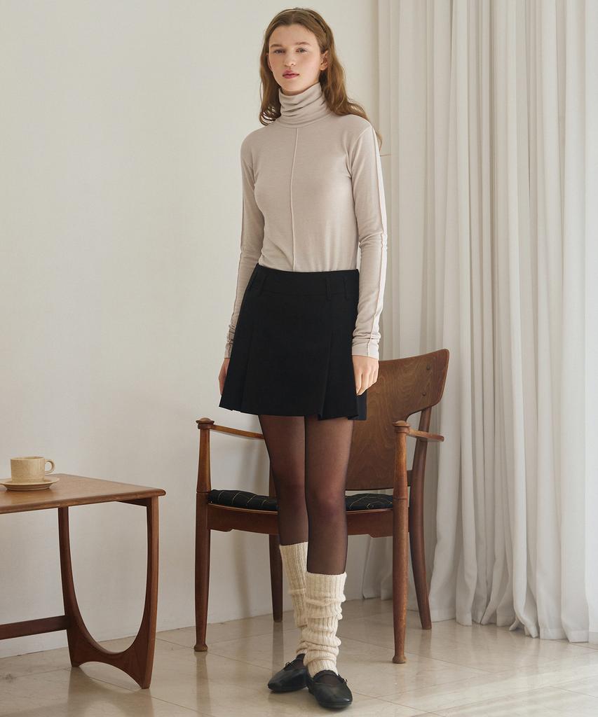 Deuloupisumeon Pintuck Turtleneck Long Sleeve Top [Ivory]