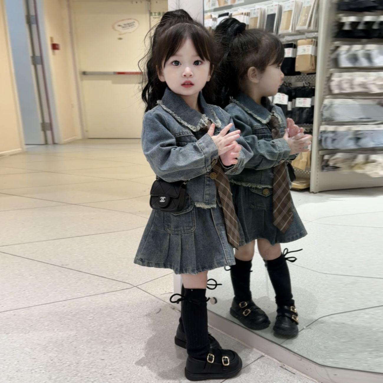 

Трендовый демисезонный джинсовый комплект для маленькой девочки: куртка и плиссированная юбка 80