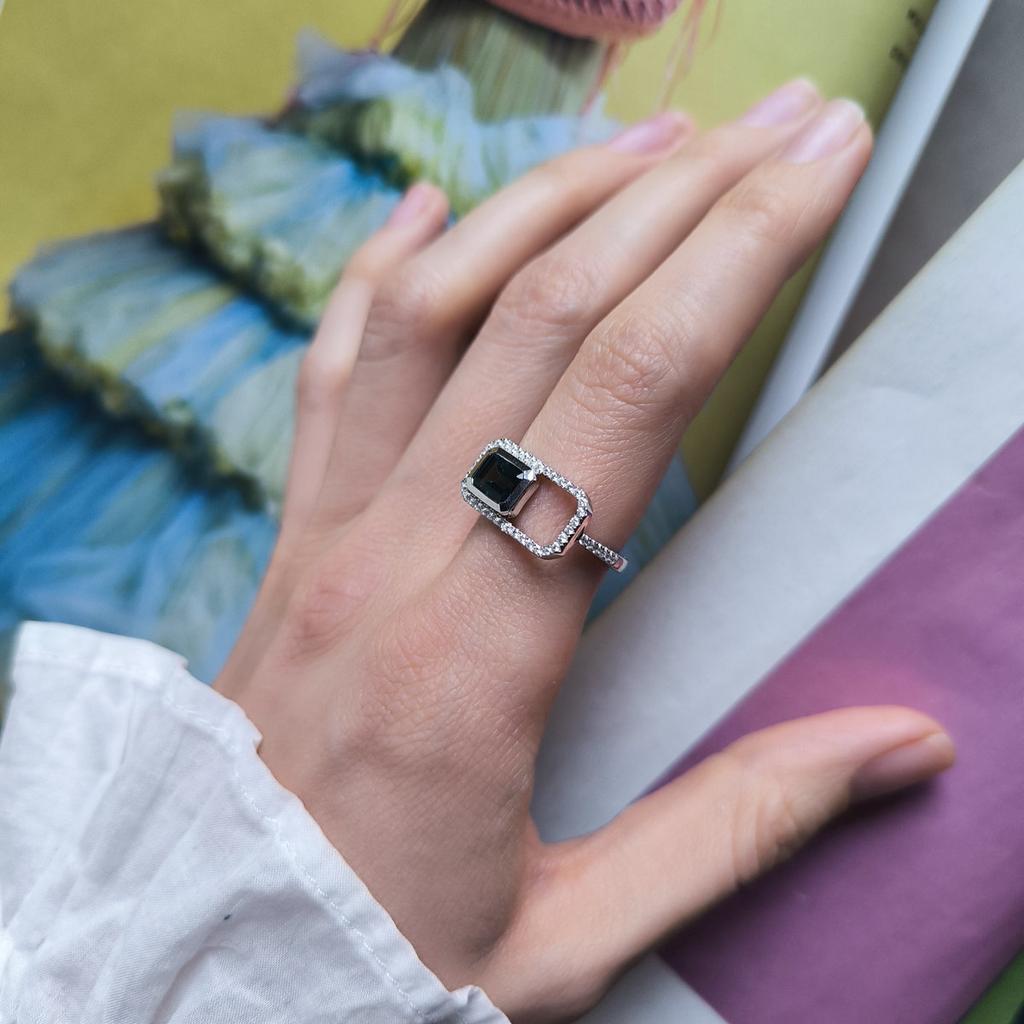 Серебряное кольцо с топазом Лондон Блю 1.313ct, фианитами, вес изделия 2,9 гр (2204749)