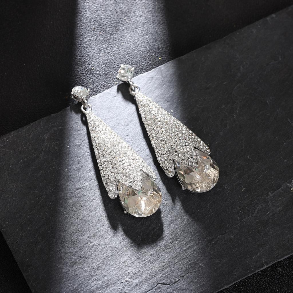 Luxuriöse Tropfenohrringe: Kühnes, aufmerksamkeitsstarkes Design Elegant und schick. Einzigartiger und raffinierter Schmuck für die moderne Frau