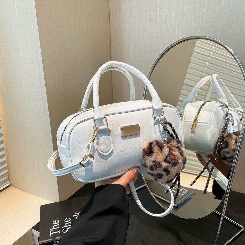 

Нишевая сумка-багет высокой моды, темпераментная, универсальная, можно носить на плече, через плечо, в руке, под мышкой. Without pendant белый