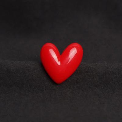 2 ס"מ מיני חמוד אדום אהבה סיכות סיכות נשים בגדי אופנה קישוט תכשיטי סיכות