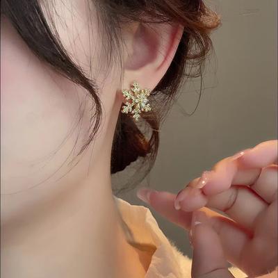 Christmas Snow Themed Earrings For Women, Exquisite And Unique Temperament Style, Versatile Autumn And Winter Holiday Atmosphere Earrings