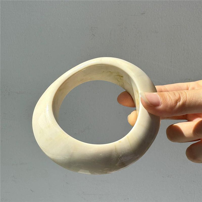 Exaggerated Fashion New Resin Beige Wide Layering Bracelet With Gradient Irregular Geometric Bracelets Women Jewelry Accessory
