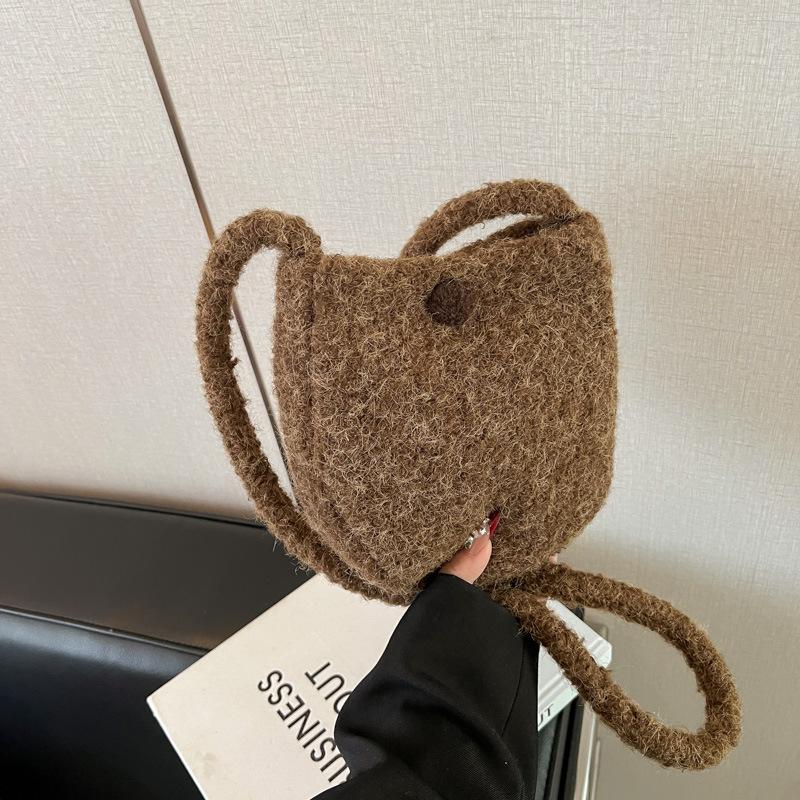 

Korean autumn and winter new fashion versatile plush large-capacity student tote bag women s soft waxy shoulder oblique span bag trend коричневый