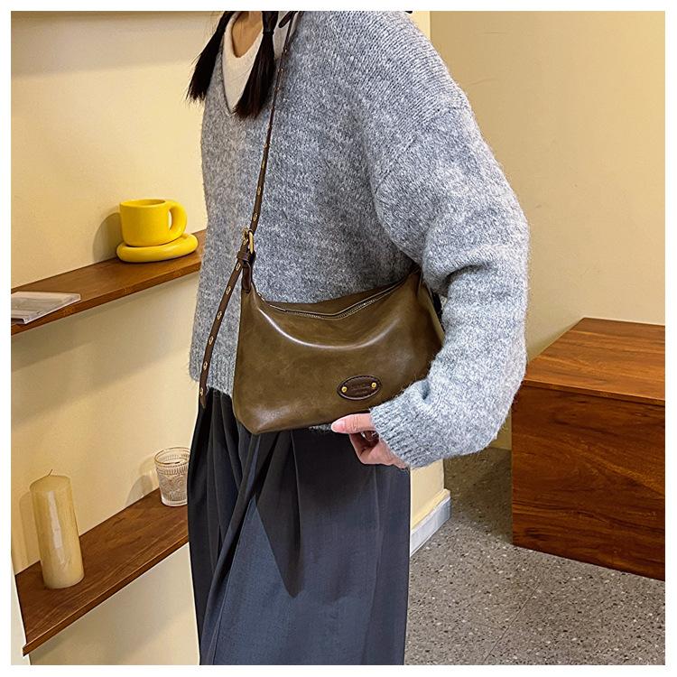 Retro fashion underarm bag women's new 2023 autumn and winter simple versatile tote bag high-end commuter shoulder bag