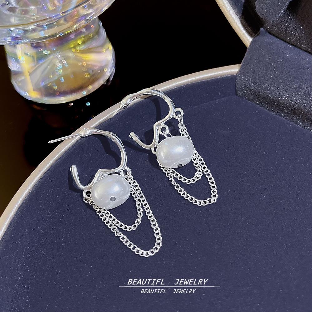 

2025 Trend: Korean Tassel Pearl Chain Hoop Earrings