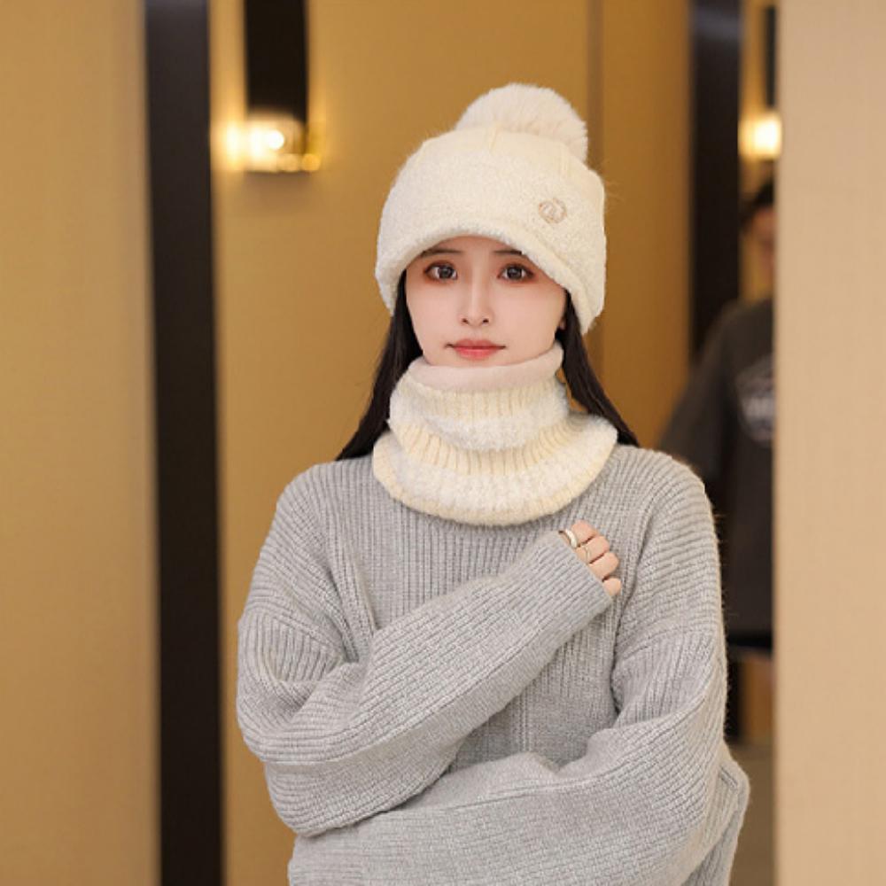 Cappello invernale da donna in poliestere con pelliccia sintetica e ponpon