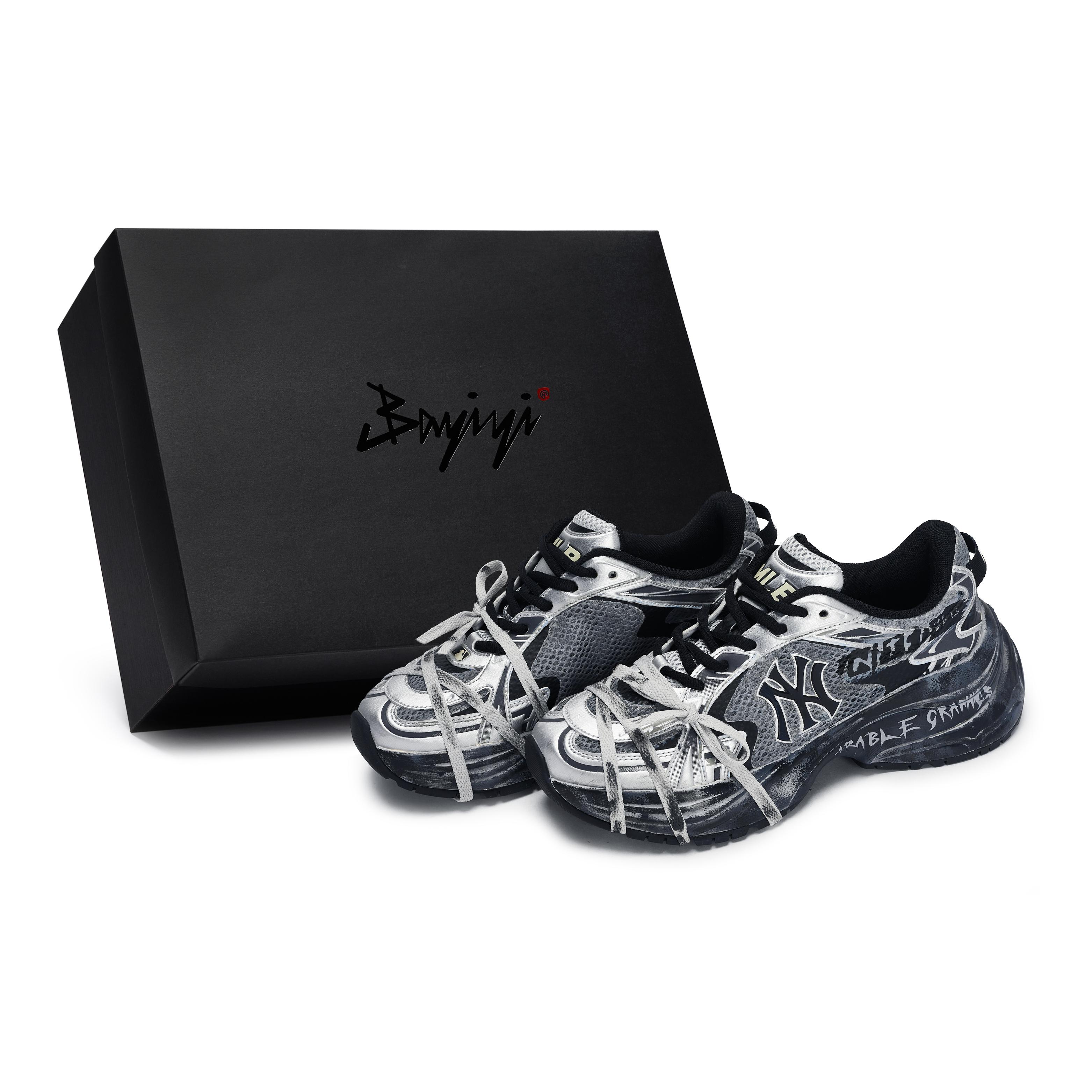 

MLB New York Yankees Slip Resistant Abrasion Resistant Low top Running Shoes Unisex Black Gray Silver 3ARNSPL4N-50SIS(Team80BOX) 45