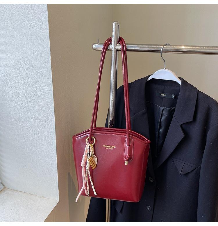 Premium Textured Small Bag Women's New Summer Commuter Versatile Shoulder Bag Fashionable Portable Bucket Bag