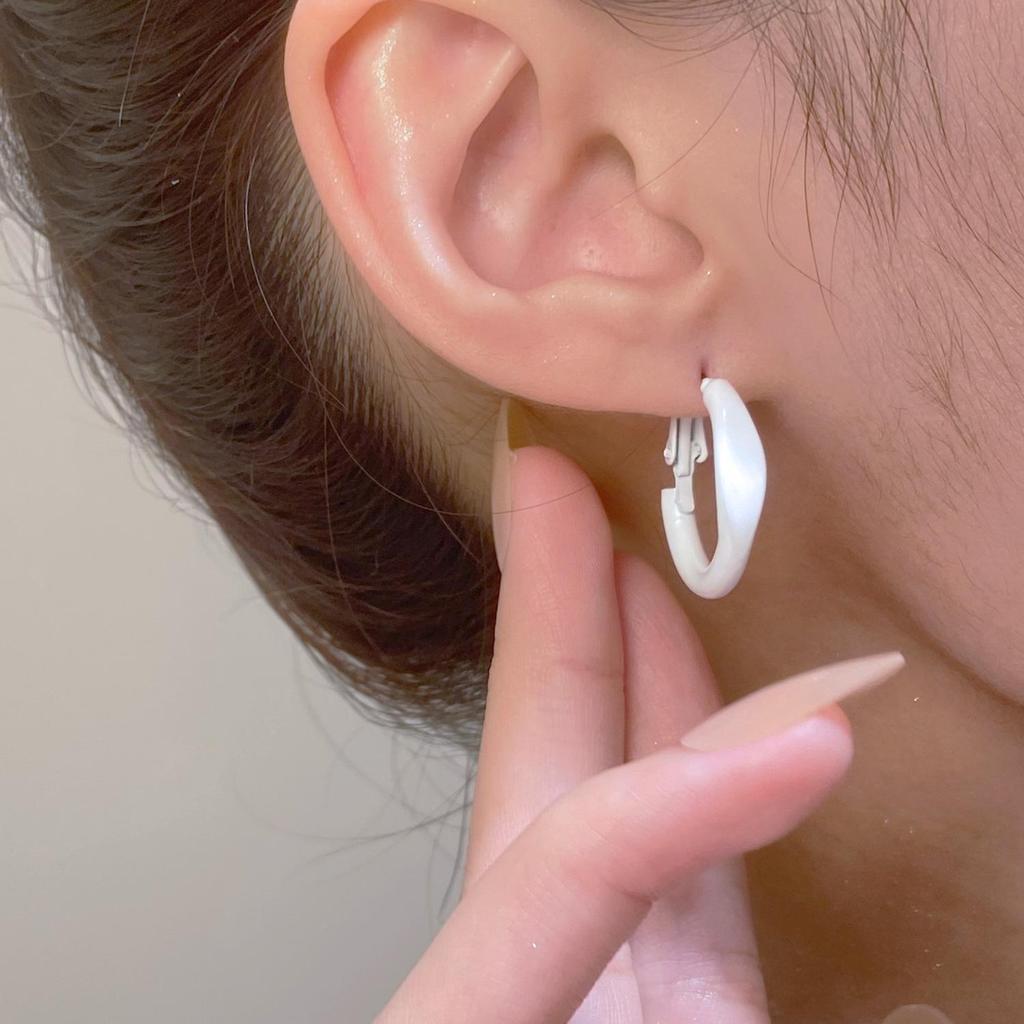 Farbenfrohe geometrische C-förmige Ohrringe: Modisches europäisches und amerikanisches Design für Frauen