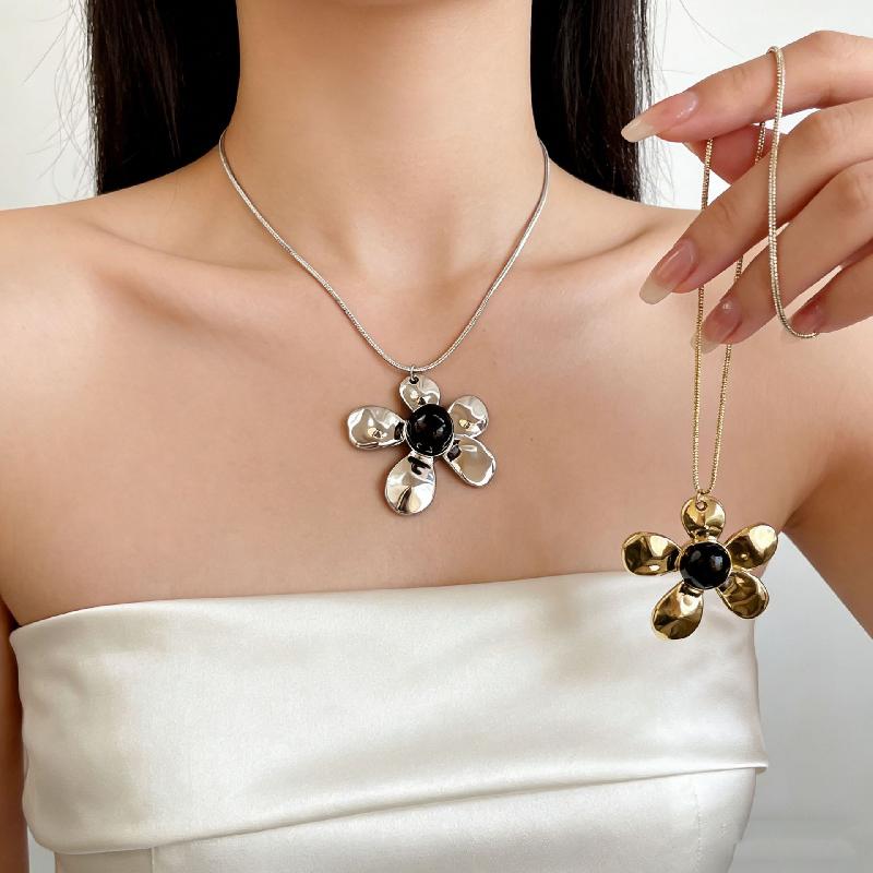 New Fashion Metal Pendant Necklaces Women Irregular Flower Clavicle Chains Luxury Unique Exquisite Banquet Party Jewelry Gifts