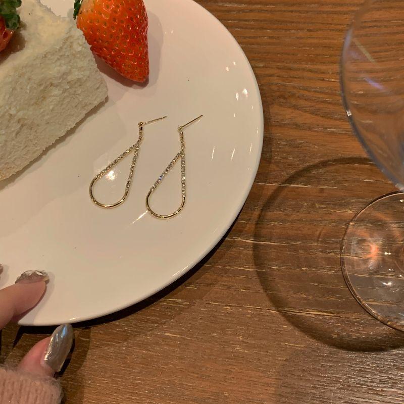 

Французские серьги класса люкс, элегантные, нишевого дизайна, классные серьги для женщин, новинка 2025, самые продаваемые клипсы и серьги-пусеты Pair of 925 tremella needles