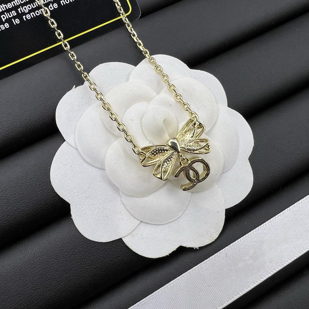 Xiangjia Luxe Naszyjnik z Wisiorkiem Kokardka i Diament - Elegancki Mały Styl Zapachowy Damski Łańcuszek na Obojczyk