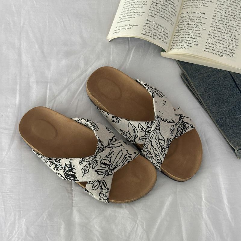 

Корейские цветочные крутые тапочки для женской летней носки 2025 новые красивые с мягкой подошвой, нежные и нескользящие сандалии на перемычке 40