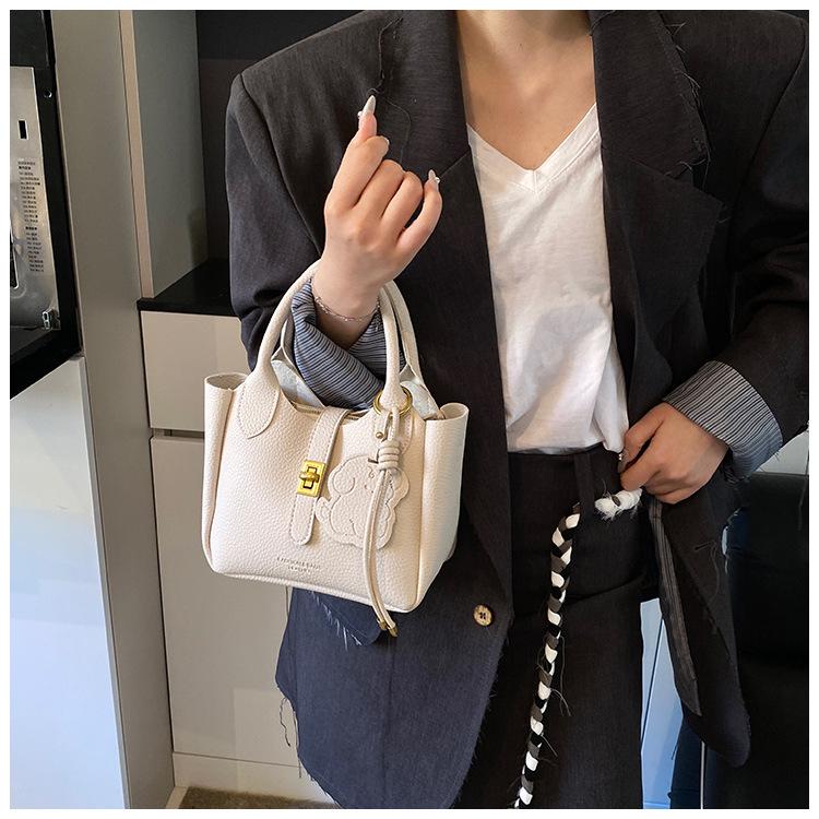 

Продвинутое чувство иностранного стиля маленькая сумка женская 2025 весна и лето новая модная универсальная сумка-мессенджер популярная сумочка сумка-ведро