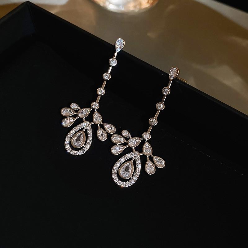 Silver Needle Super Flash Diamond Leaf Fringed Stud Earrings Temperament Earrings Women's Niche Design Earrings Light Luxury High Sense