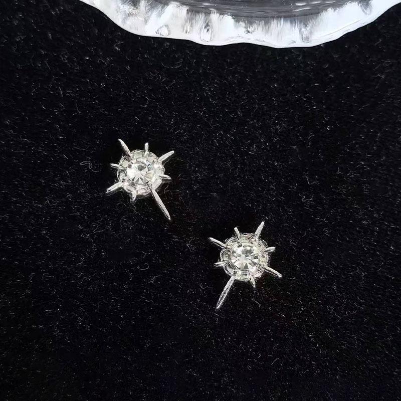 Polaris Men's Magnetic No-Piercing Ear Clip: Stylish, Versatile, High-End Stud Earrings