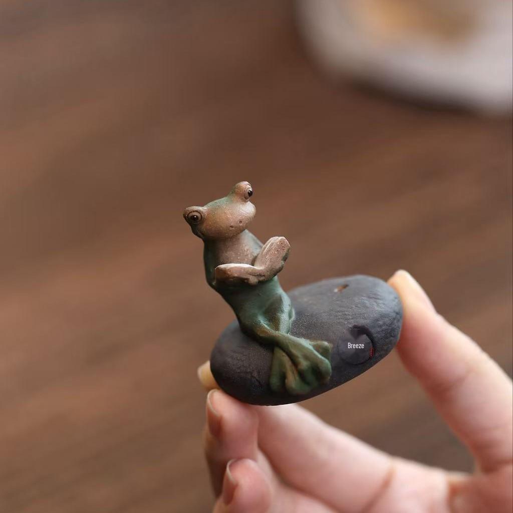 Yixing Zisha Learning Frog Tea Pet: Handmade Creative Frog Figurine Sculpture, Small Ornament for Tea Play.