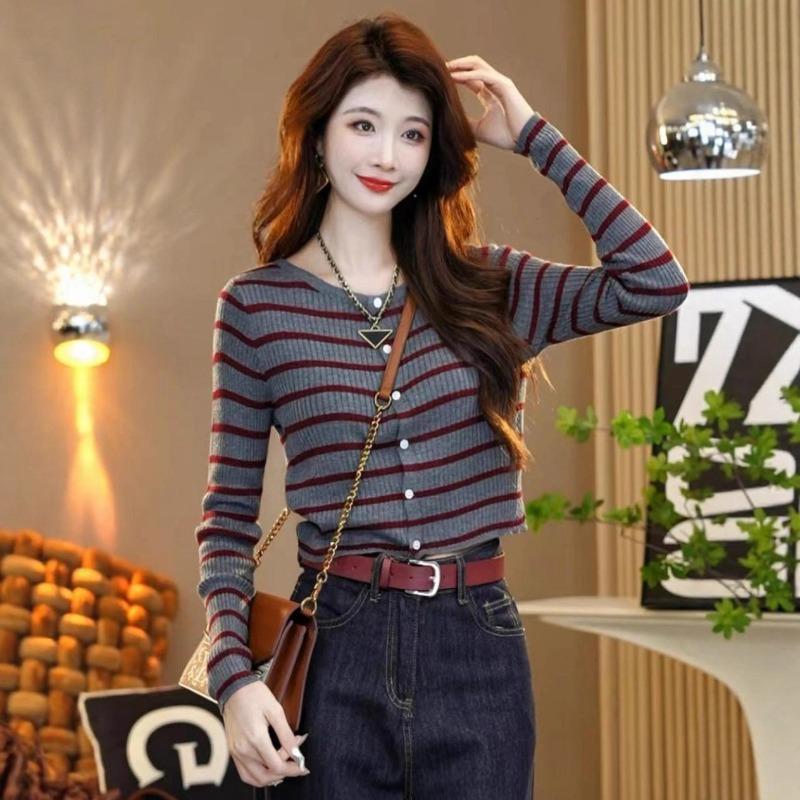Contrasting color striped crew neck knitted sweater women's autumn versatile sweater backing cardigan top striped knitted sweater women