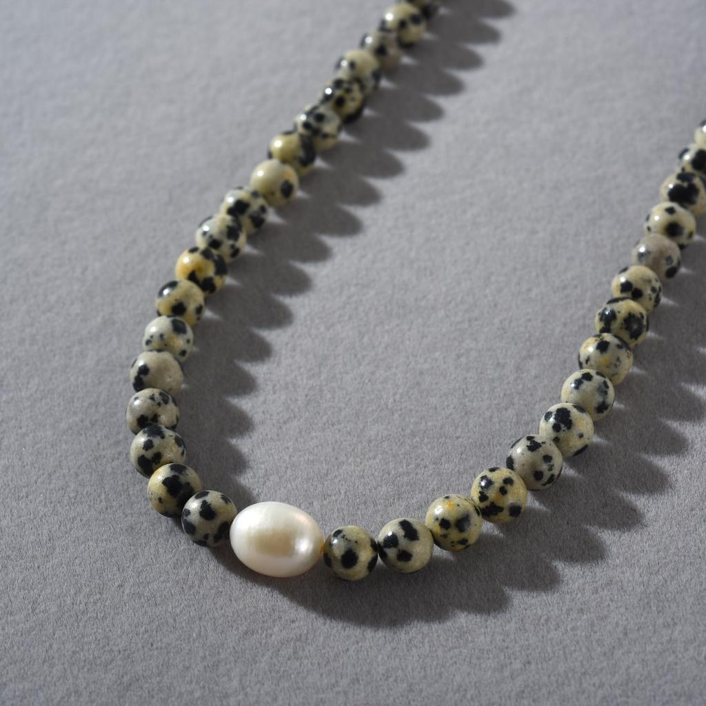 Collana con Catena per la Clavicola con Ciondolo in Perla a Contrasto, Perline di Pietra Maculata, Stile Retro Letterario e Artistico, Tendenza Unica