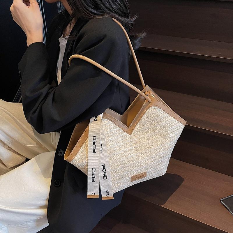 Woven straw bag women's large capacity 2025 new summer portable shoulder bag seaside satchel commuter tote bag