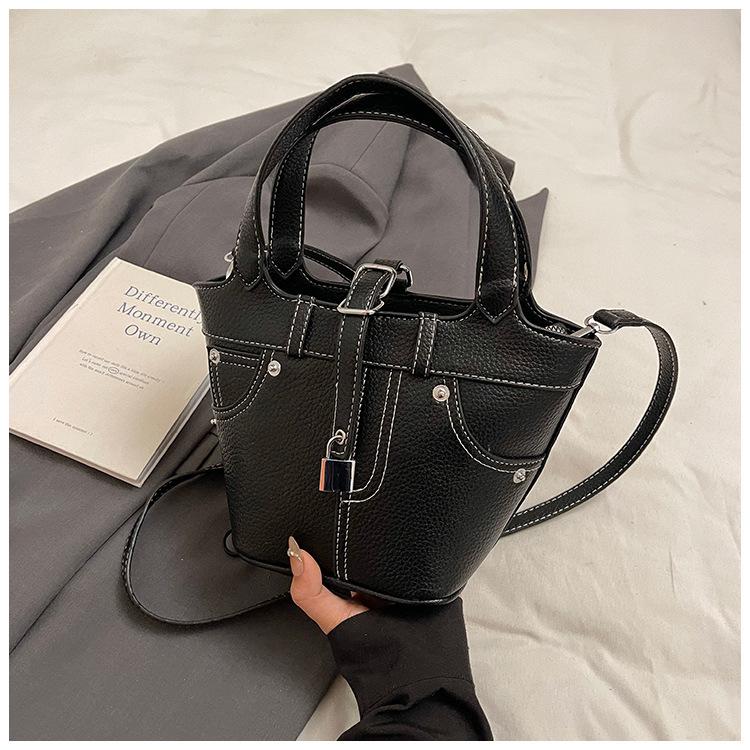 

Small bag women s 2025 spring new fashion versatile messenger women s bag high-end zipper shoulder portable bucket bag чорний