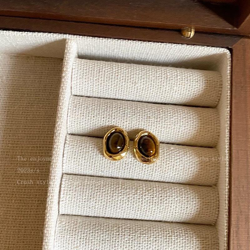 Maillard gold stud earrings women's autumn and winter retro Hong Kong style temperament earrings niche design high-end light luxury earrings