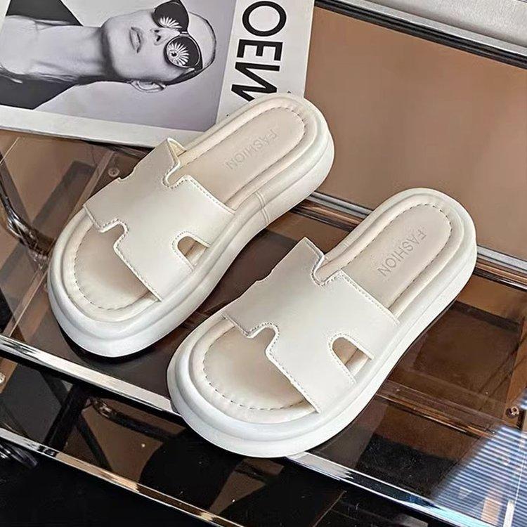 Thick-bottomed cool slippers for women's summer outer wear 2025 new models with skirts, fashionable super fire, casual, stepping on shit, beach one-