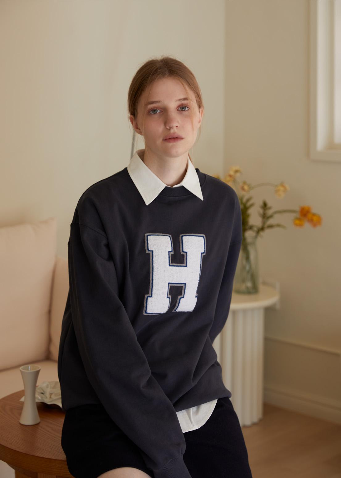 Junesi H Initial Sweatshirt L