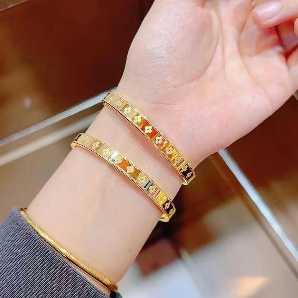 Glücksbringer vierblättriges Kleeblatt Armband Klassische Mode Vielseitiges Temperament Armband Geschenkquelle