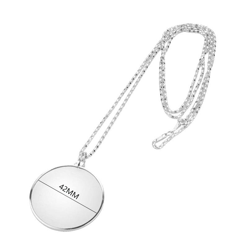 

Chuda Zinc Alloy Necklace: 5x Magnifier Pendant for Reading - Ideal Gift for the Elderly with Chain.