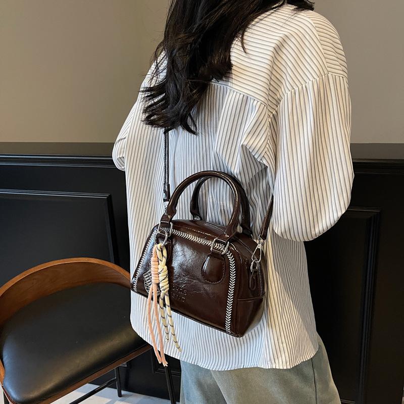 Premium sense niche bag women's autumn and winter versatile 2025 new messenger bag fashionable retro portable work small bag