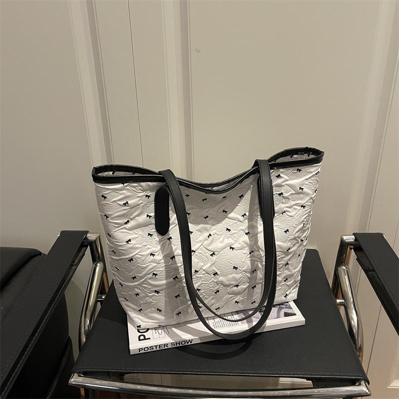 A Large-capacity Women's Fashionable Tote Single-shoulder Bag with A Fresh and Light Printed Bow