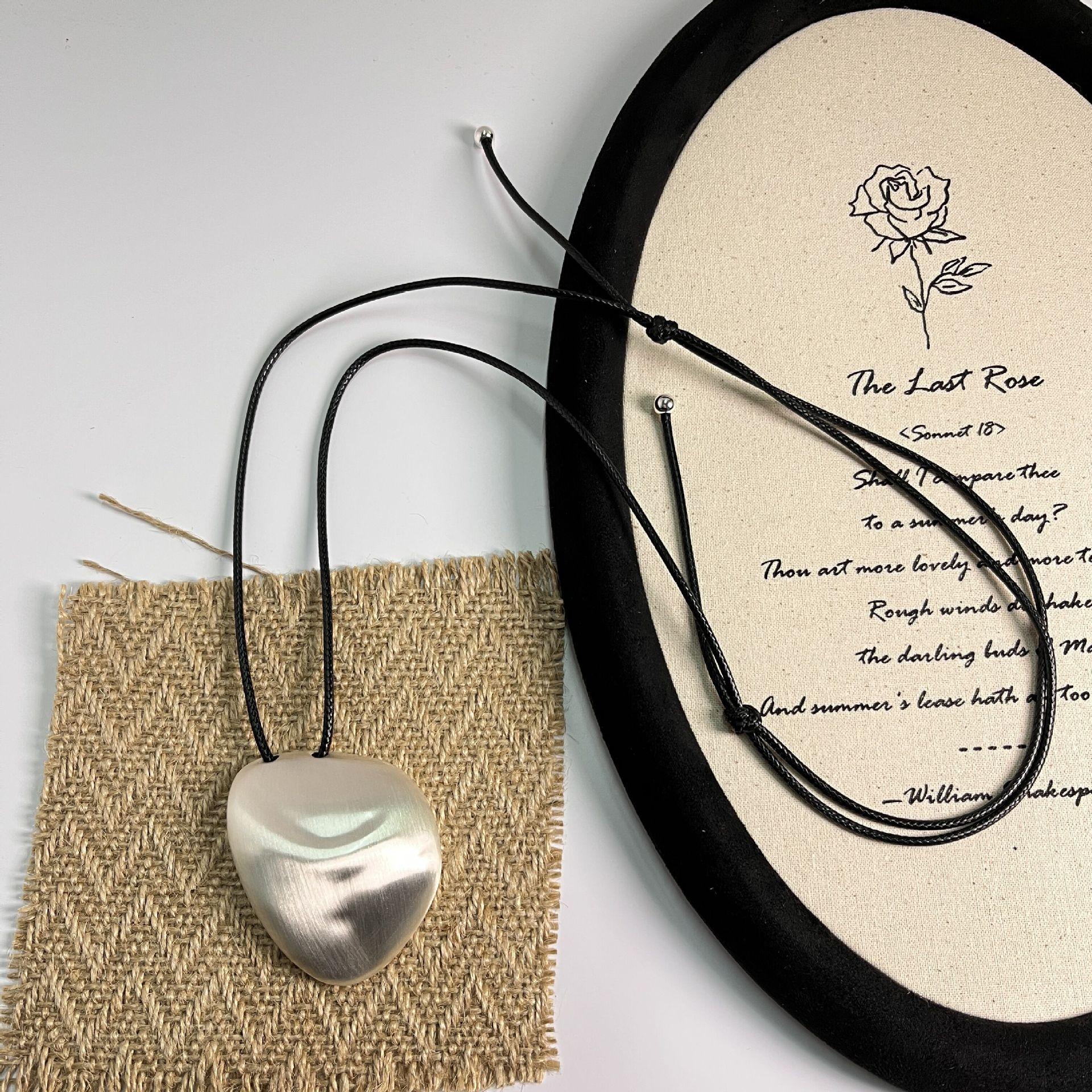 

Новое китайское кожаное веревочное ожерелье, женское осеннее ожерелье, расширенный смысл, простая регулируемая кожаная веревка, длинная цепочка на шею, цепочка для свитера серебряный