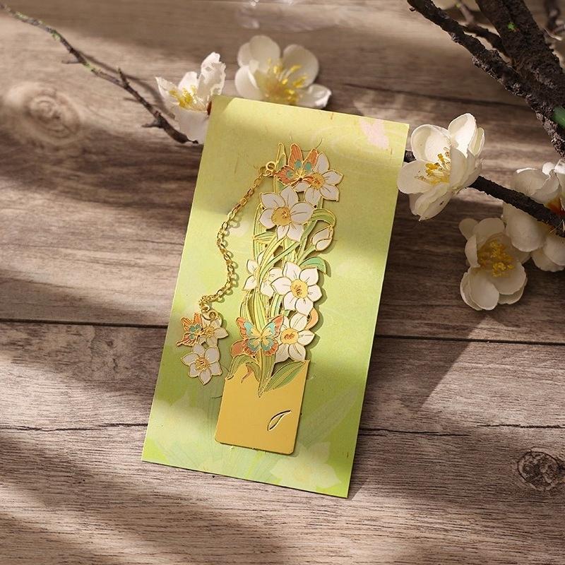 Aesthetic Metal Lucky Clover Bookmark with Tassel Set Exquisite Retro Floral Brass Bookmark for Book Creative Design Book Tab