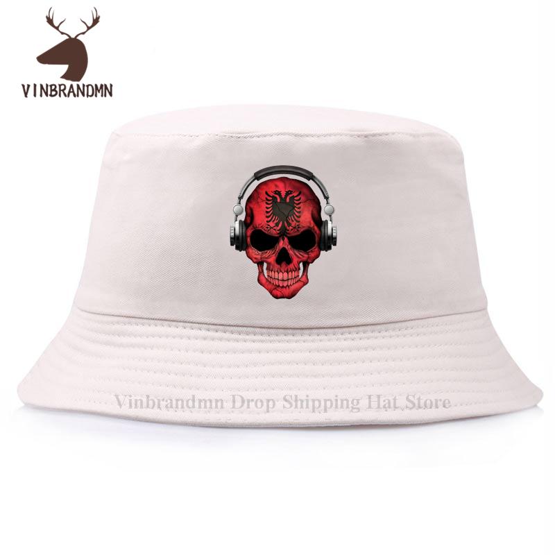 Dunkler Totenkopf Deejay mit Albanischer Flagge Fischerhut Unisex Damen Lustig Albanien DJ Skelett 3D Grafikdruck Boho Kreativ Baseballkappen