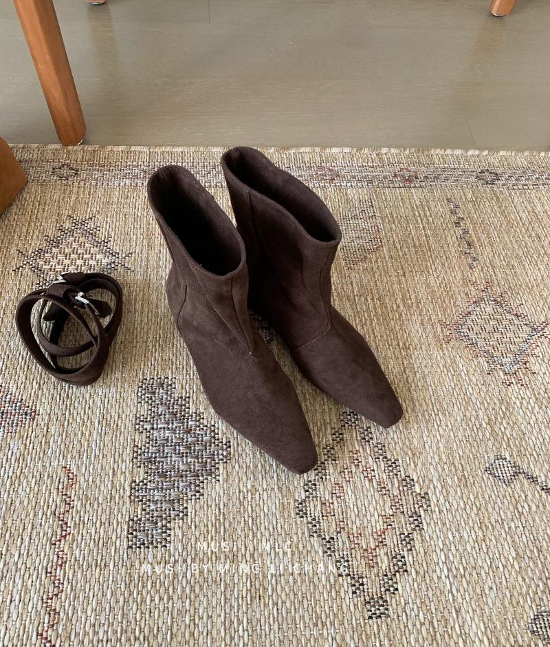 

Huge good-looking inner height increase Merad pointed small short boots women s 2025 new autumn explosion thin Martin boots bare boots 39 темно-коричневого