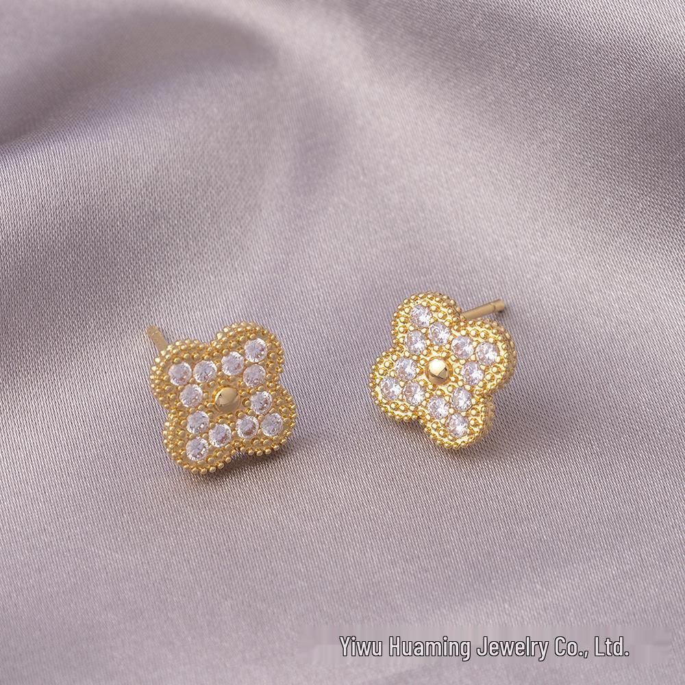 Elegante baumelnde Ohrringe mit französischen Perlen: Vergoldet, Vintage-Design in Silber 925