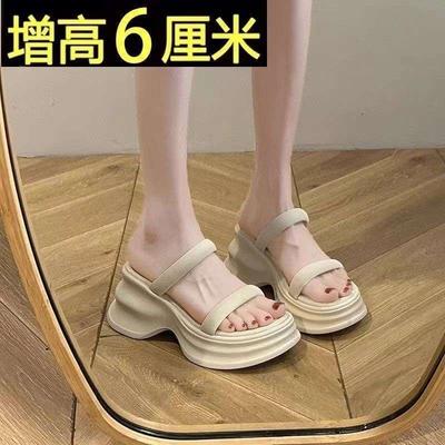 Use sandálias de plataforma alta de estilo estrangeiro para o verão de 2026, novo modelo coreano de chinelos casuais versáteis e da moda para mulheres