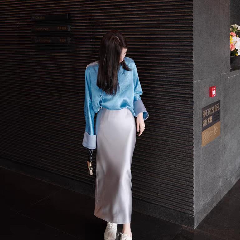 Elegant Vinegar Satin Skirt: Glossy Texture with Side Slit