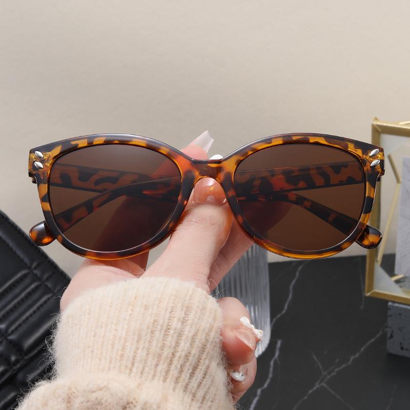 Korean Style Sunglasses Men Rivets Decoration Anti-glare Sunglasses for Men Vintage Retro Style Women's Sun Glasses