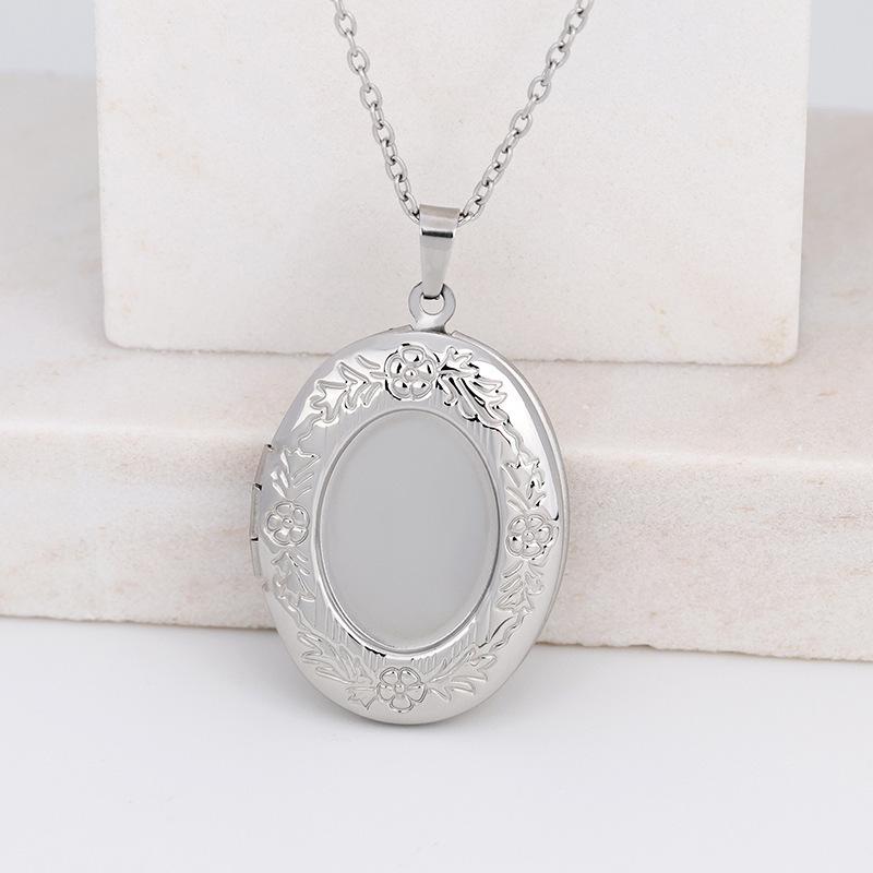 Retro Oval Clavicle Chain Locket Necklace with Engraved Pattern